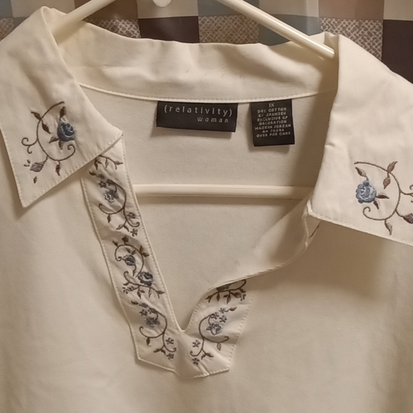 FINAL PRICE NWT relativity off white/bone 3/4 sleeve v-neck blouse w embroidery - Picture 2 of 4
